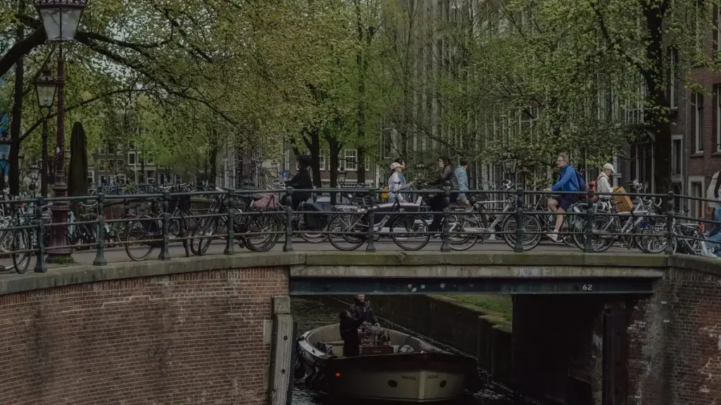 Jifunze jinsi waundaji wa Tanzania wanavyotumia Discord na soko la Kuwait kuonesha bidhaa zao kwa ufanisi.