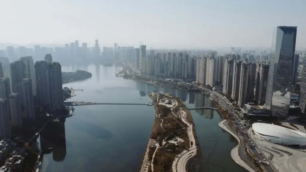 Jifunze jinsi wasanii wa Chingari kutoka Montenegro wanavyoshiriki uzinduzi wa bidhaa na fursa kwa wasanii Tanzania.