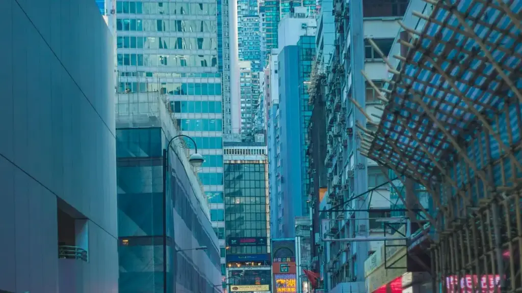 Njia za kufuatilia na kushirikiana na creators wa Sweden kwenye KakaoTalk kwa kampeni za mauzo—mkakati wa soko, mitambo ya outreach, na hatari za AI na uaminifu.