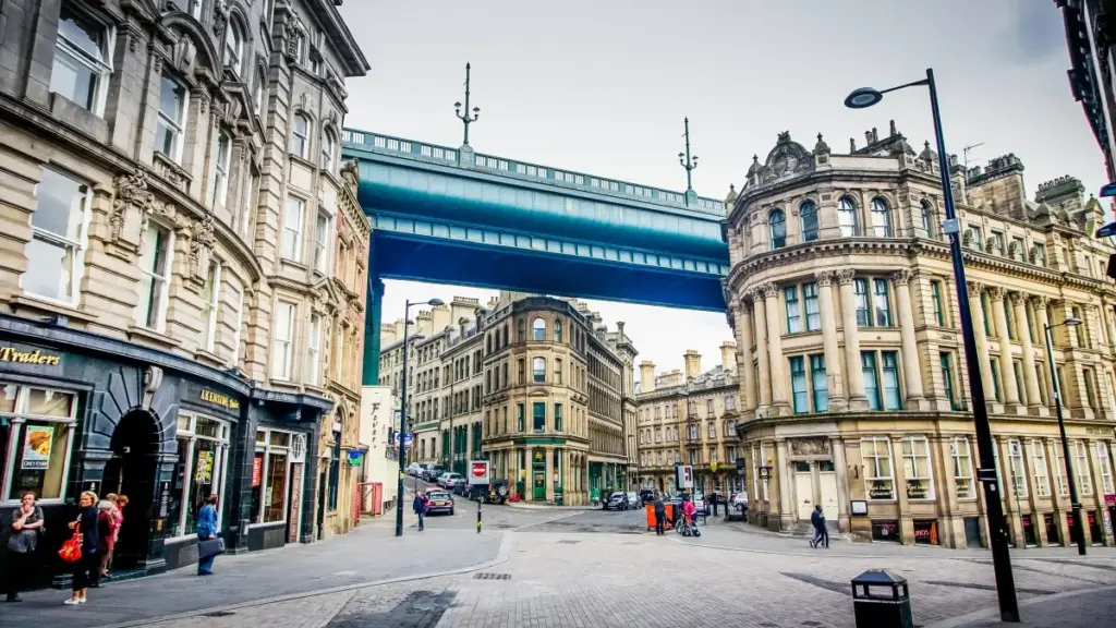 Njia za kuwatafuta na kuwachuja creators wa Twitch wa Kazakhstan kwa kampeni za micro influencers, bila kupoteza bajeti au muda.